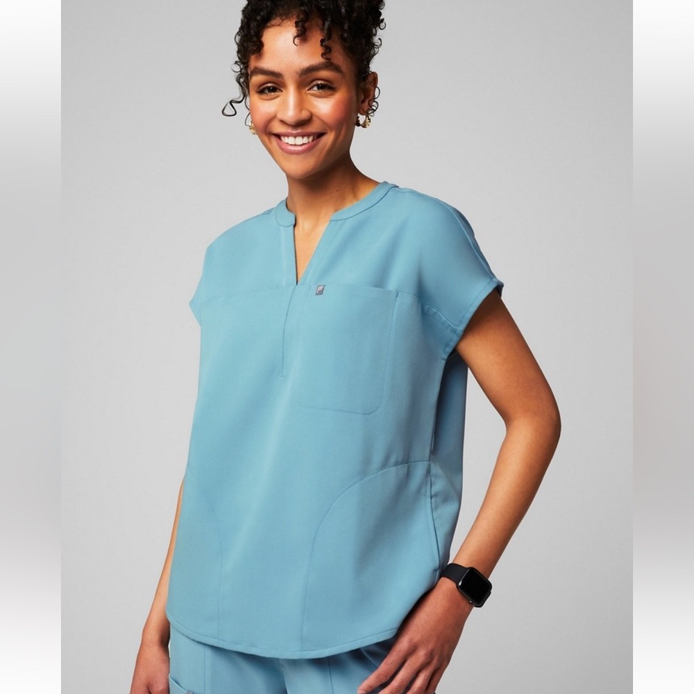 Fabletics Scrub Set Cloud - image 2